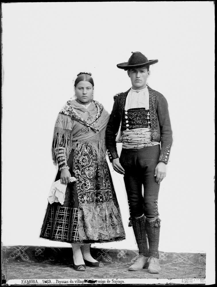 Retrato antiguo en blanco y negro de una mujer y un hombre de Bermillo de Sayago con el traje tradicional sayagués