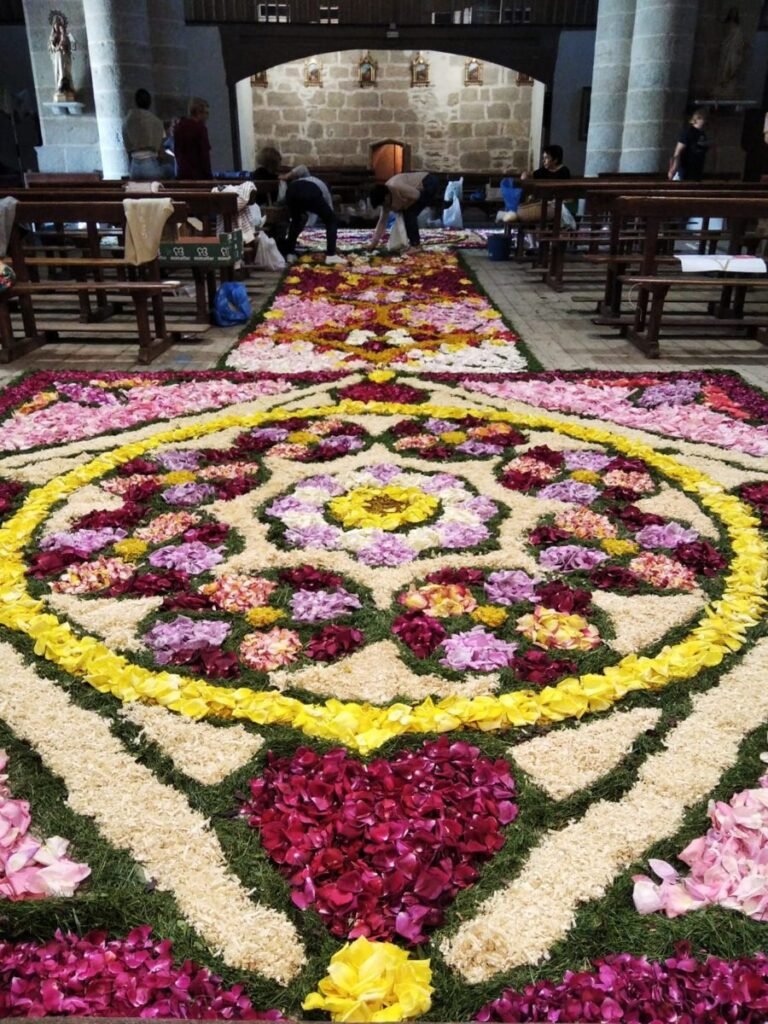 Alfombra floral del Corpus sobre el suelo de la iglesia de Bermillo de Sayago en 2024