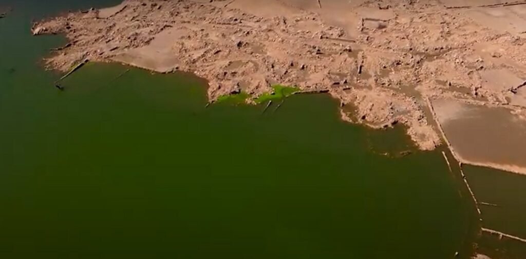 Restos de las calles y casas de Argusino asomando en la orilla del embalse de Almendra, vistos desde un dron