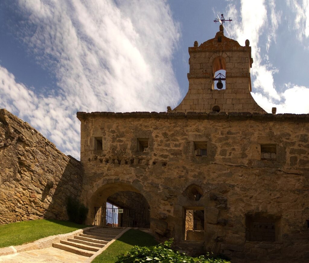 Fachada de piedra y espadaña del antiguo convento de San Francisco, hoy Casa del Parque, en Fermoselle