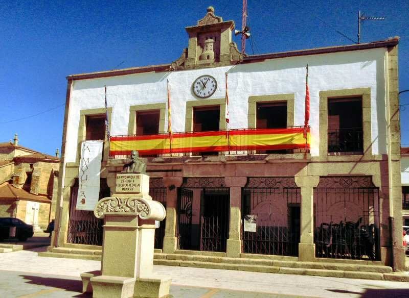 Ayuntamiento de Bermillo de Sayago en la plaza de Requejo