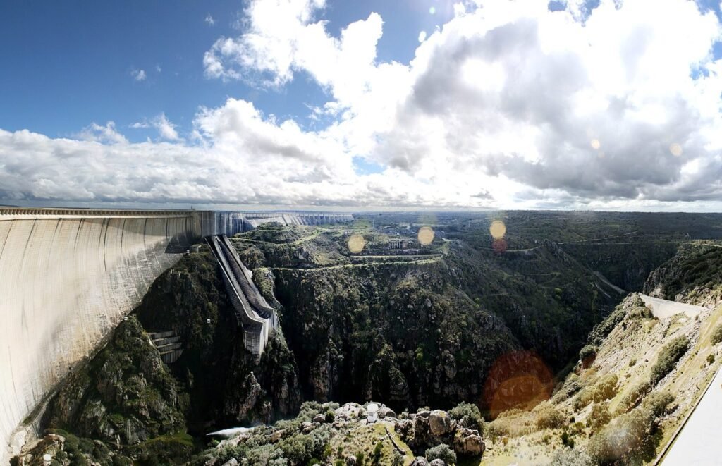 Vista panorámica del embalse de Almendra con sus orillas de granito