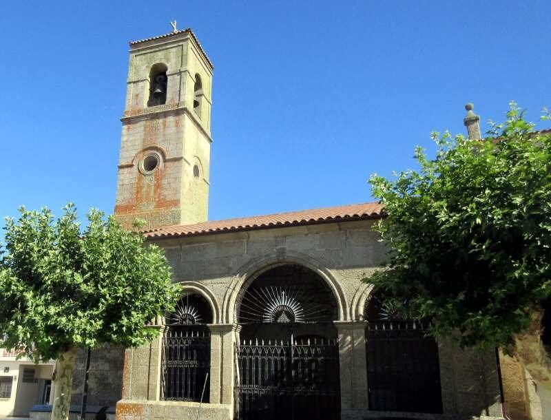Torre y portada de la iglesia de Nuestra Señora de la Asunción de Bermillo de Sayago