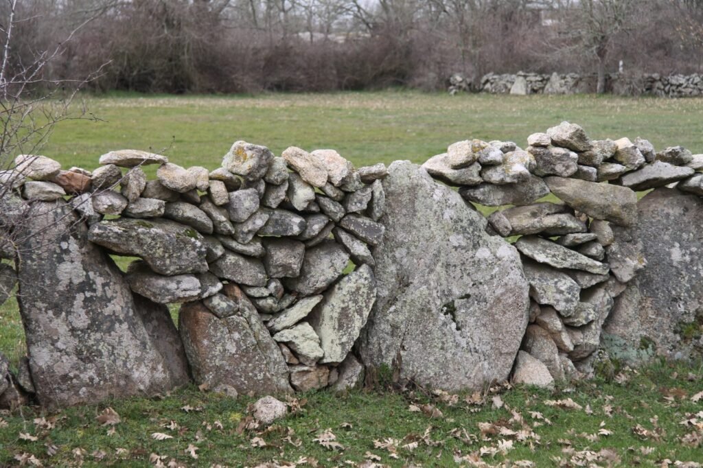 Muro de piedra seca que cerca una cortina en Bermillo de Sayago