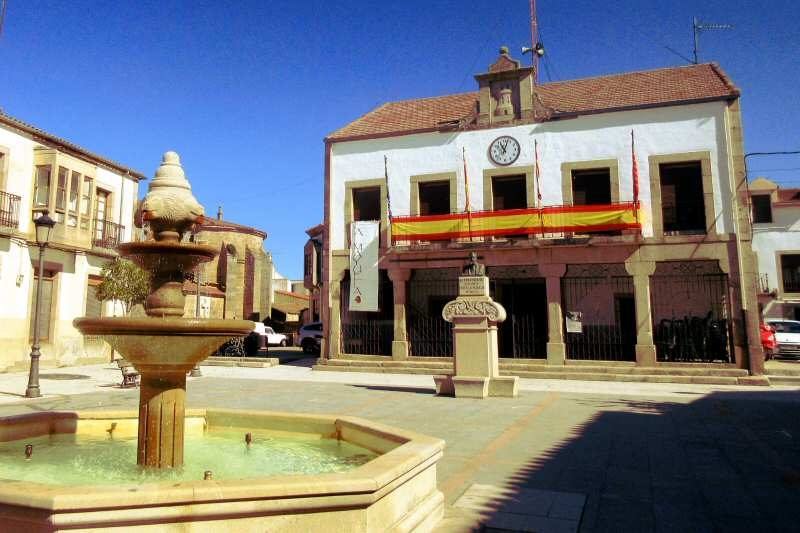 Plaza principal de Bermillo de Sayago con su fuente y el Ayuntamiento al fondo