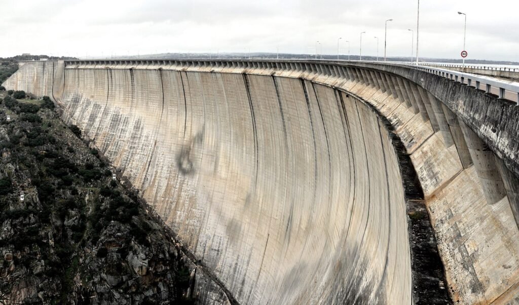 Muro de hormigón en bóveda de la presa de Almendra visto desde el lado de Villar del Buey