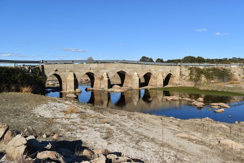 Puente de piedra sobre la rivera de Suelgas en Salce, Sayago