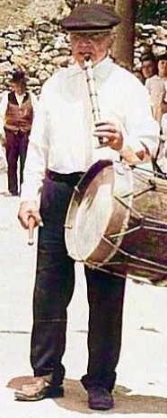 El tamborilero Andrés Calles tocando la flauta y el tamboril en 1972