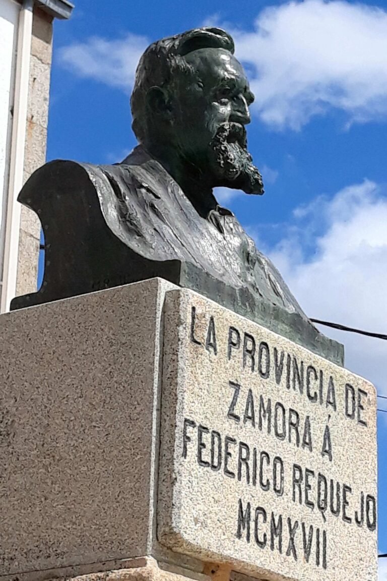 Busto de bronce de Federico Requejo, obra de Mariano Benlliure, en la plaza de Bermillo de Sayago