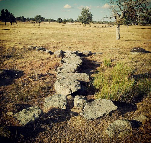 Pontón de grandes piedras de granito para cruzar la rivera en la Fuente Rosa, en Bermillo de Sayago