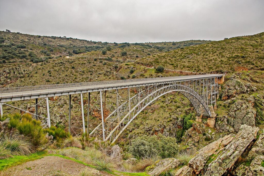 Puente metálico de arco de Requejo sobre el Duero, entre laderas de los Arribes
