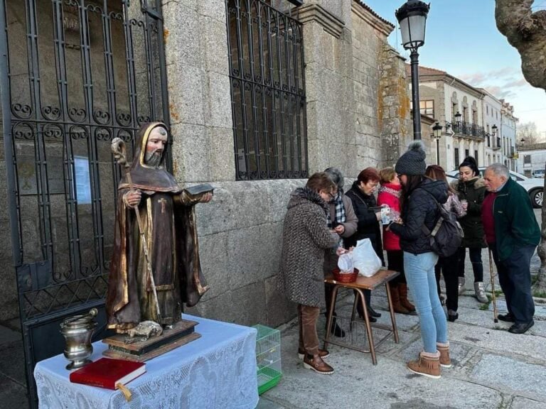 Imagen de San Antón ante la iglesia de Bermillo de Sayago durante la bendición de animales de 2023