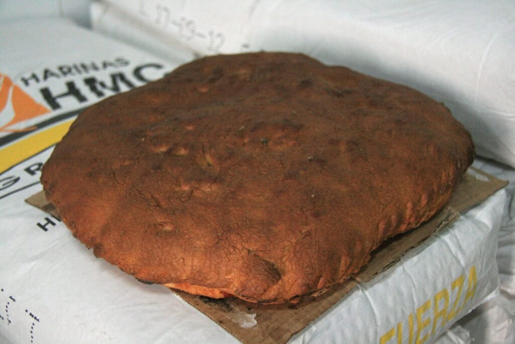 Hornazo de masa de pan relleno de chorizo y tocino