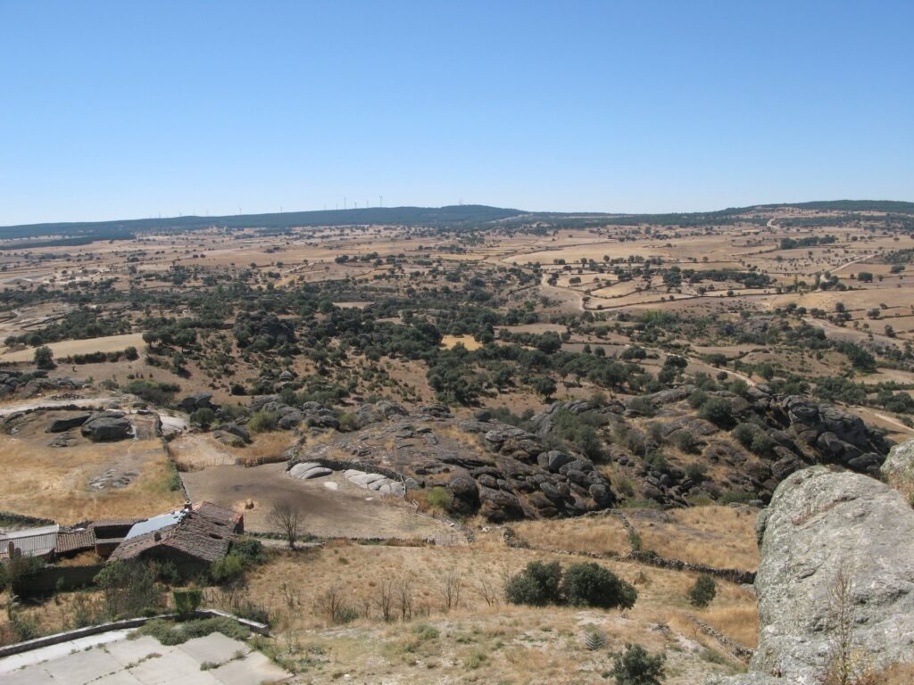 Vista del Teso Santo y el encinar desde El Castillo de Peñausende, Sayago