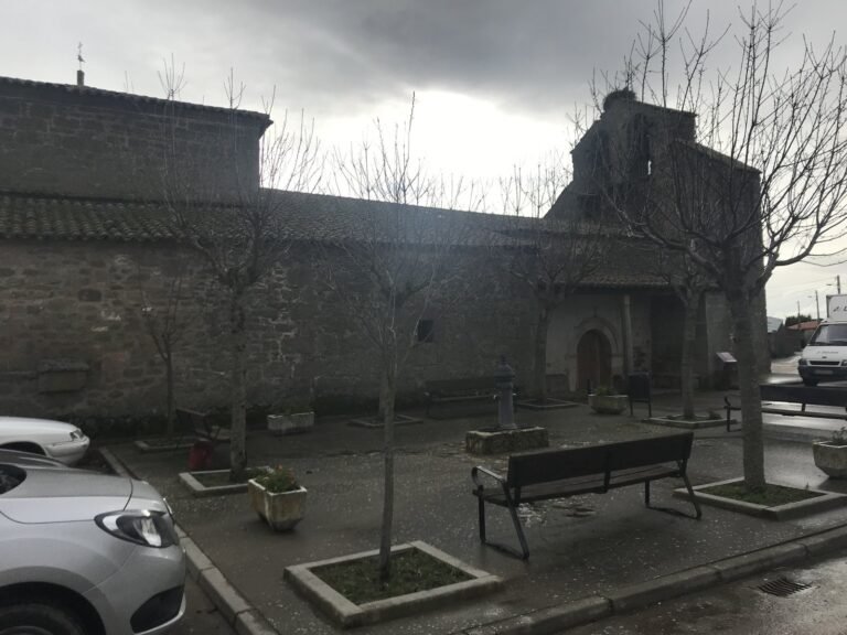 Iglesia de Torrefrades con su espadaña, vista desde la plaza