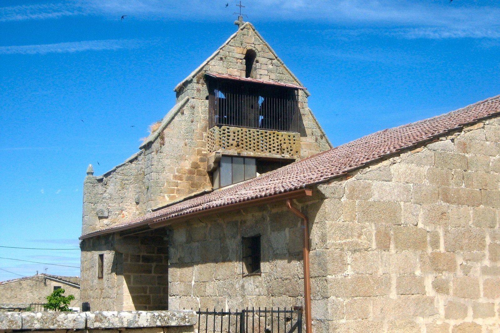 Iglesia de piedra de Villamor de la Ladre con espadaña